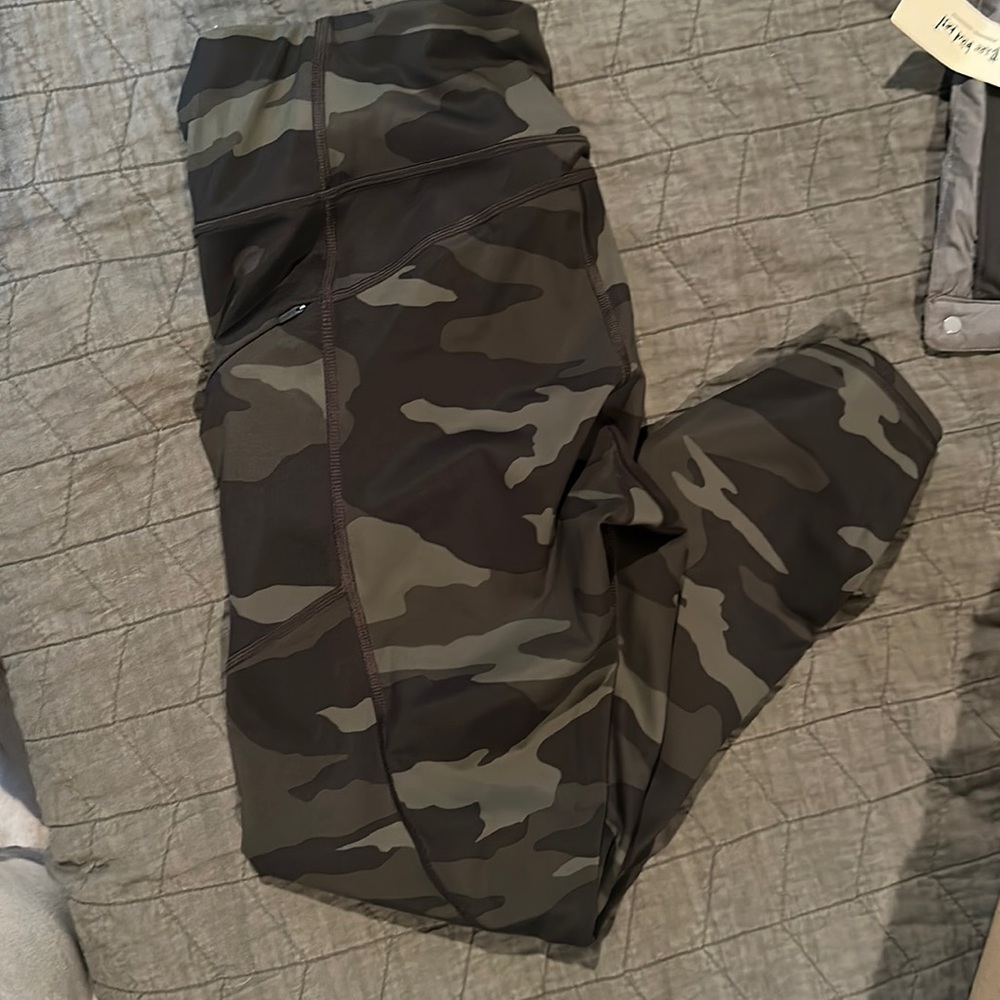 Athleta green camo contender 7/8 tight size medium
